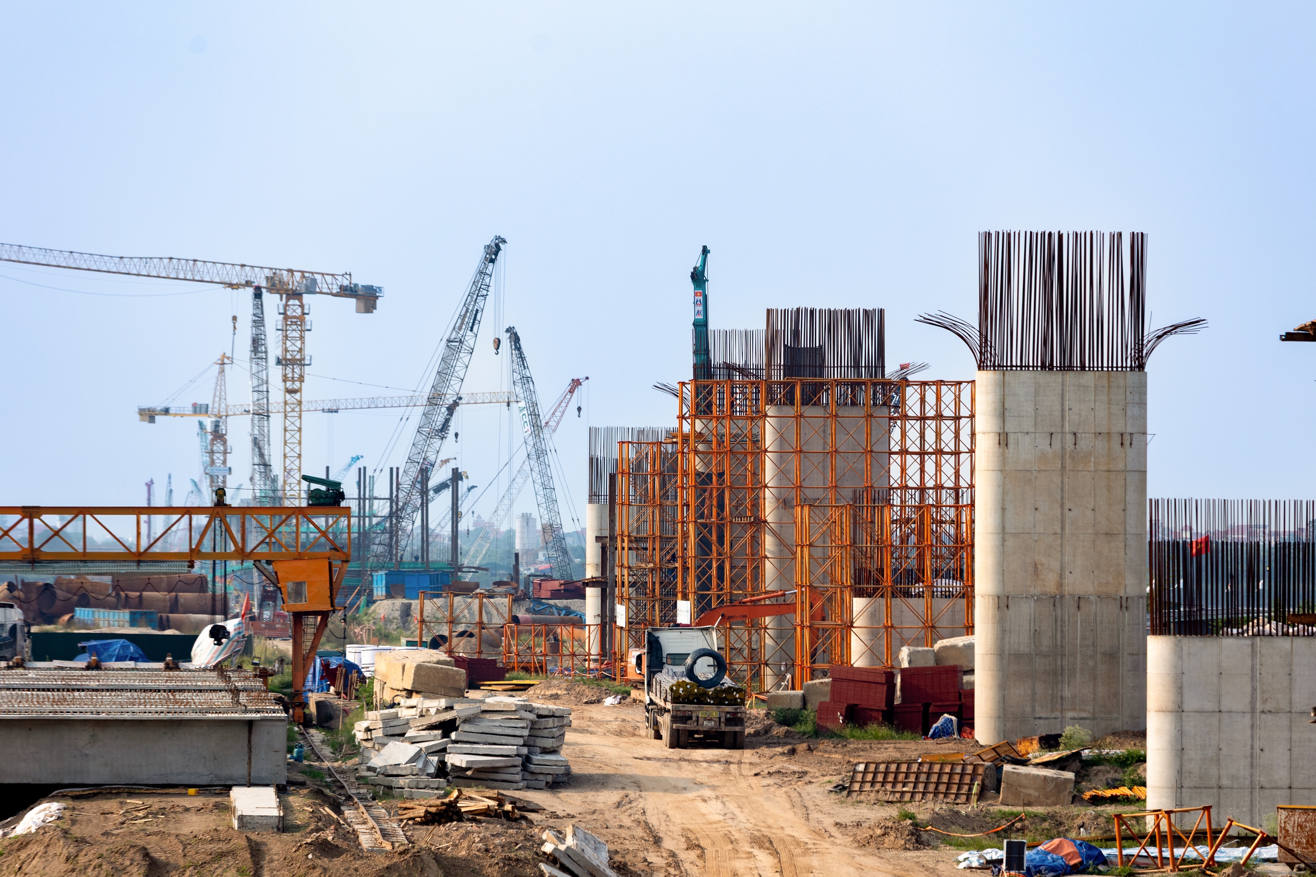 Tiến độ cầu Hồng Hà mới nhất 2026: Đã đạt 40%, 9 trụ cầu dần thành hình