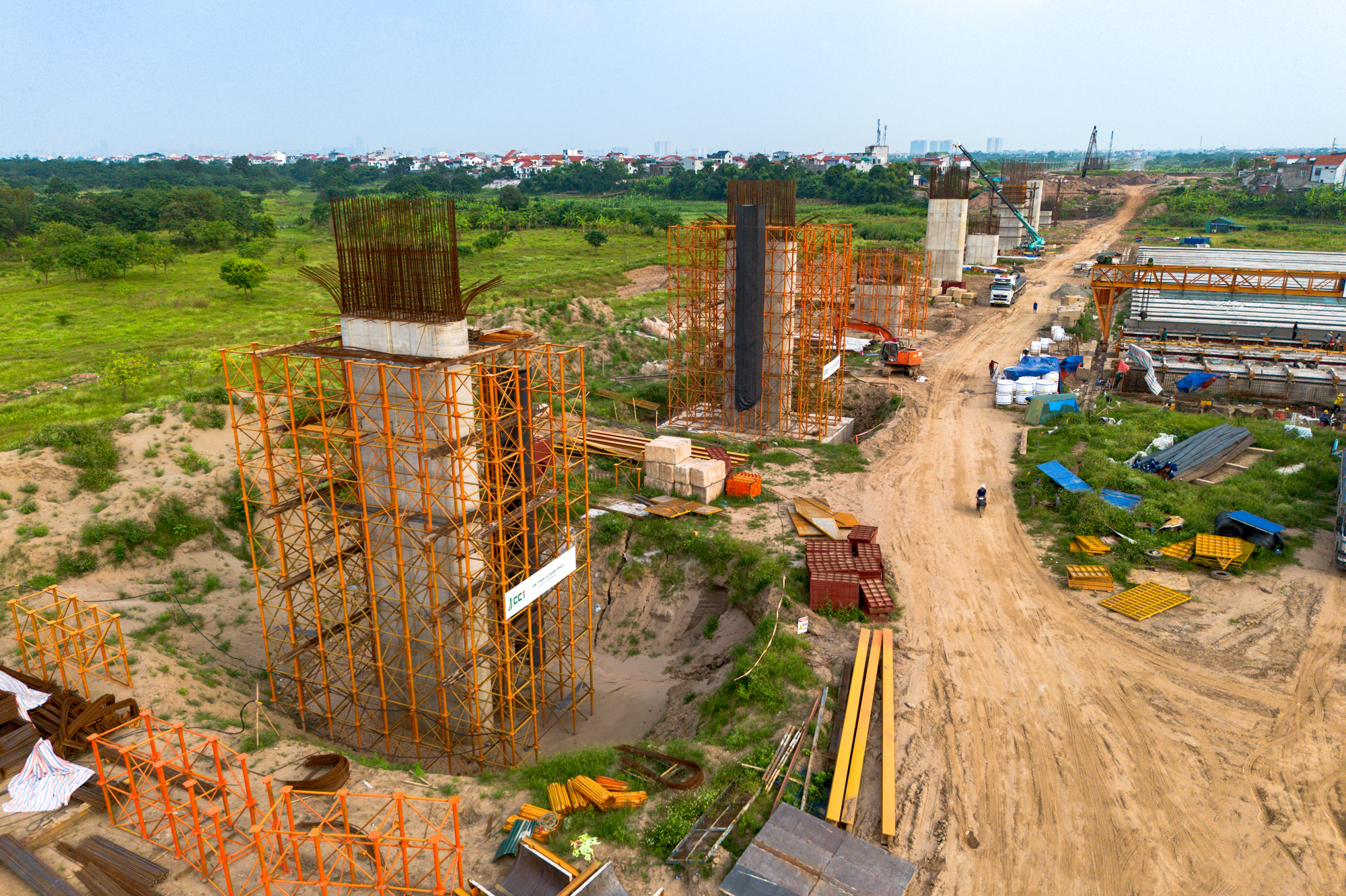 Tiến độ cầu Hồng Hà mới nhất 2026: Đã đạt 40%, 9 trụ cầu dần thành hình