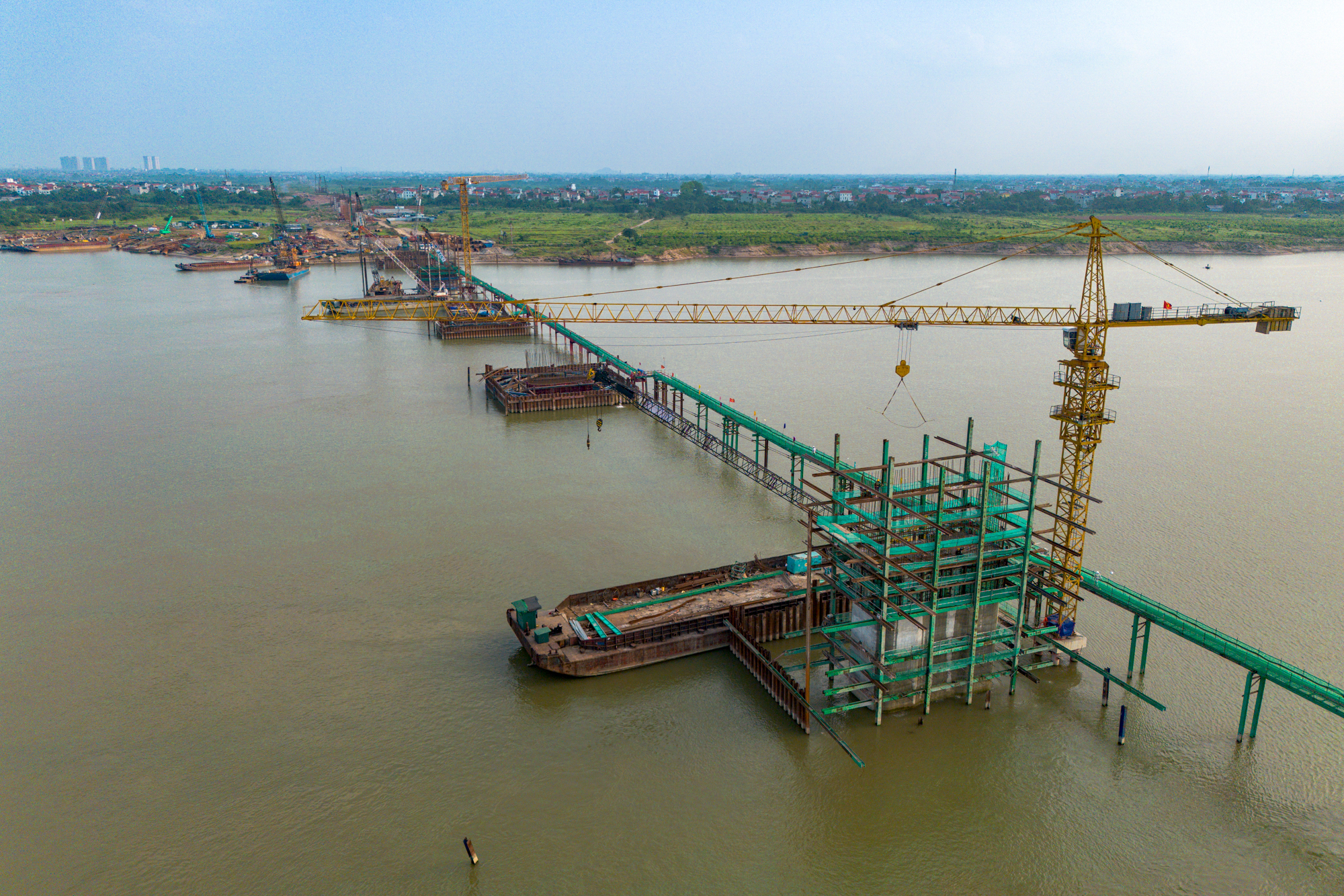 Tiến độ cầu Hồng Hà mới nhất 2026: Đã đạt 40%, 9 trụ cầu dần thành hình